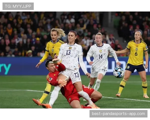 亚历克斯·摩根训练完顺手买了个包，价格够我交一年房租