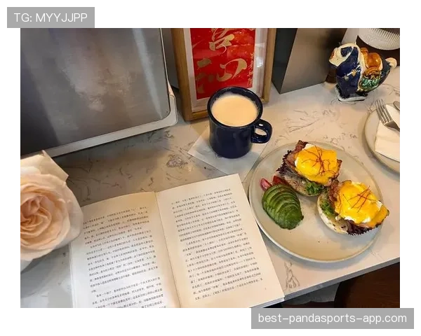 刷到苏翊鸣在街角咖啡店喝最便宜咖啡的图，随手放的几样东西价值比我半年工资还高