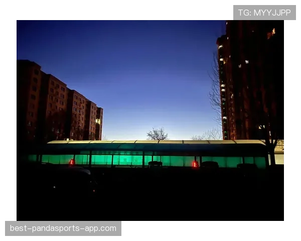 凌晨四点的洛杉矶见过他，但没见过他刷信用卡的样子