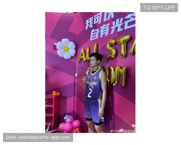 杨舒予球场疯跑，换衣间出来一手名牌一手外卖，豪奢日常感怎么还能这样不搭